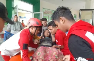 Petugas terlihat mengevakuasi korban yang terdampak bencana di Jorong Ngungun, Nagari Salareh Aia, Kecamatan Palembayan, Selasa (30/11/2025) sore. Foto Anizur