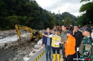 Menko AHY bersama Bupati Eka Putra saat berada di Jalan Lembah Anai yang rusak akibat bencana banjir bandang.