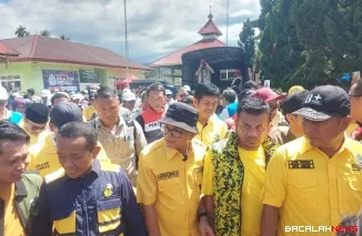 Menteri Energi dan Sumber Daya Mineral (ESDM) Bahlil Lahadalia kunjungi pengungsi dan lokasi terdampak bencana hidrometeorologi di Kabupaten Agam, Rabu (3/12/2025). Foto Anizur