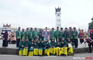 Kafilah Kota Padang Panjang foto bersama berlatarkan Jam Gadang usai ikuti pawai taaruf di acara pembukaan MTQ Nasional ke 41, Sabtu (13/12/205). Foto ist