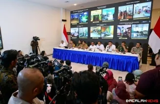Para menteri dan pejabat terkait menyampaikan keterangannya dalam konferensi pers yang digelar di Posko Terpadu Pangkalan TNI AU Halim Perdanakusuma, Jakarta, Senin, 29 Desember 2025. Foto: BPMI Setpres