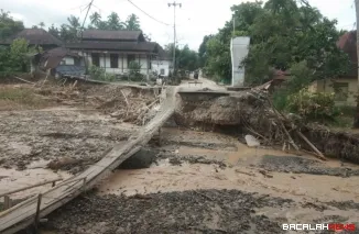 Terlihat jembatan darurat dari kayu dibangun secara swadaya sebagai penghubung Maninjau - Sungai Batang di Kabupaten Agam. Foto Anizur