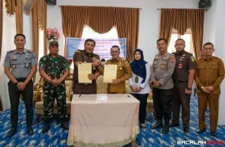 Bupati Tanah Datar Eka Putra dan Kepala Kejaksaan Negeri Tanah Datar Anggiat A.P Pardede menandatangani kerjasama.