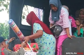Terlihat sejumlah pengungsi bencana hidrometeorologi di Kota Padang turun dari mobil petugas Pol PP untuk menempati hunian sementara. Dok