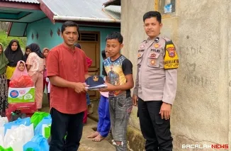 Terlihat pengusaha dermawan asal Pariaman ini didampingi aparat Kepolisian menyerahkan batuan seragam sekolah kepada anak korban bencana melanda Kabupaten Agam, Rabu (17/12/2025). Foto Anizur.