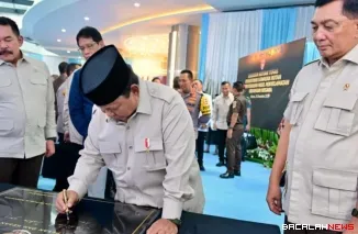Presiden Prabowo Subianto menghadiri acara penyerahan laporan capaian hasil Satuan Tugas Penertiban Kawasan Hutan (Satgas PKH) dan penyelamatan keuangan negara tahun 2025 yang digelar di Gedung Utama Kompleks Kejaksaan Agung Republik Indonesia, Jakarta.