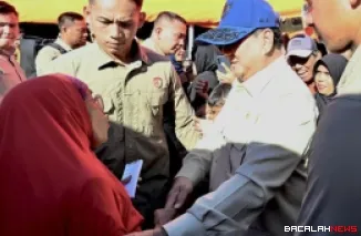 Presiden Prabowo Subianto meninjau langsung posko pengungsian di Perumahan Kasai Permai, Kabupaten Padang Pariaman, Provinsi Sumatra Barat, pada Senin, 1 Desember 2025. Foto BPMI Setpres.