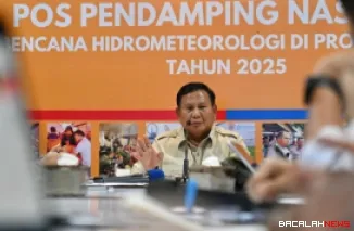 Presiden Prabowo Subianto memberikan arahan di Pos Pendamping Nasional Penanganan Bencana Alam Aceh yang berlokasi di Pangkalan TNI AU Sultan Iskandar Muda, Aceh Besar, pada Minggu, 7 Desember 2025. Foto: BPMI Setpres