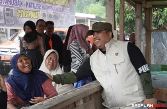 Wako Hendri Arnis terlihat dekat dengan masyarakat terdampak bencana banjir bandang di wilayah Malalo, Kabupaten Tanah Datar. Foto Kominfo