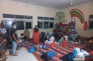 Terlihat pengungsi di salah satu posko yang dijadikan tempat penampungan bagi korban bencana hidrometeorologi melanda Kabupaten Agam. Foto Anizur.