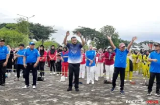 Wako Padang Fadly Amran terlihat memperagakan gerakan senam bersama pesenam lain di kegiatan Senam Massal Gebyar KORMI Kota Padang di Lapangan Apeksi Balaikota Aie Pacah, Minggu (28/12/2025). Foto Kominfo