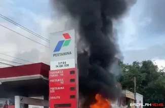 Terlihat api membakar sebuah mobil di dekat SPBU. Dok