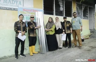 Wawako Padang Panjang, Allex Saputra serahkan bantuan perbaikan rumah bagi korban bencana hidrometeorologi. Foto Kominfo