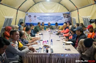Bupati Eka Putra didampingi Wabup Ahmad Fadly dan Ketua DPRD Anton Yondra memimpin rapat bersama untuk memperpanjang masa tanggap darurat.