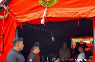 Ketua DPRD Kabupaten Agam, Ilham, Lc ., M.A saat meninjau Posko Basarnas di Malalak, Kecamatan Malalak, Minggu (7/12/2025). Foto Anizur