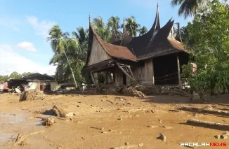 Sebuah rumah adat Minangkabau di Kabupaten Agam rusak berat diterjang banjir bandang dalam peristiwa bencana Hidrometeorologi. Foto Anizur