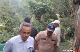 Terlihat anggota Fraksi Gerinda DPRD Kota Bukittinggi, Sabirin Rachmat berada di bibir Ngarai belakang rumah salah seorang warga dalam kegiatan penyaluran bantuan sembako. Foto Armanca.