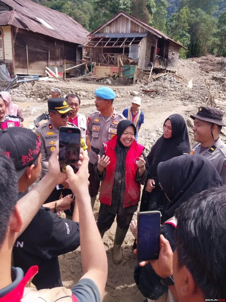 Tri Rismaharini tengah berkoordinasi dengan petugas 