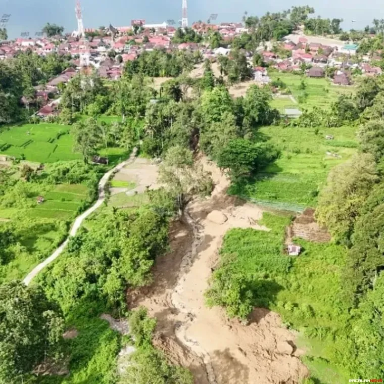 Beginilah aliran terlihat dari bencana banjir Maninjau. Foto Anizur 