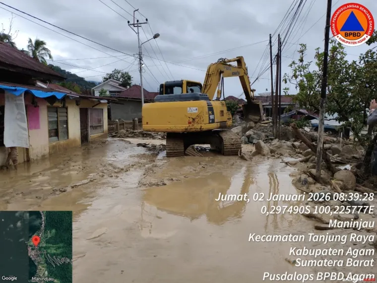 Alat berat tengah membersihkan sisa material pascabencana banjir di Maninjau. Foto Anizur 