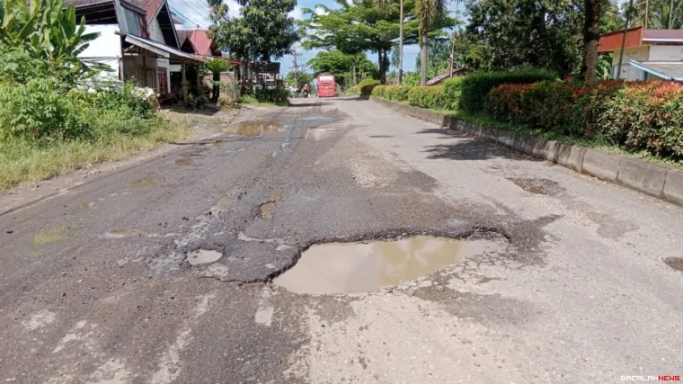 Jalan Berlubang. Foto Anizur 