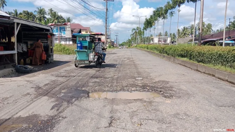 Jalan Berlubang. Foto Anizur 