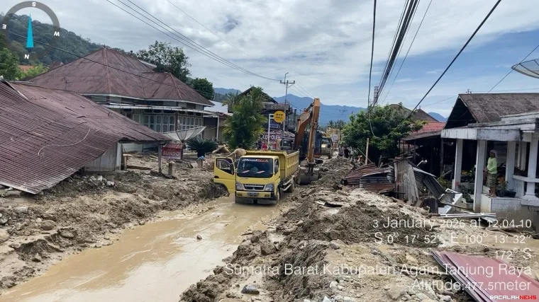 Alat berat saat membersihkan material bencana. Foto Anizur 