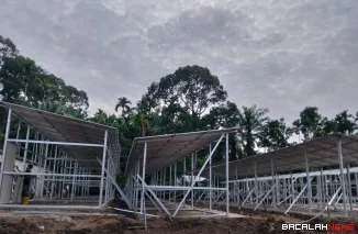 Terlihat pekerja masih dominasi rangka di huntara di lapangan SD 05 Kayu Pasak, Kecamatan Palembayan, Kabupaten Agam. Foto Anizur