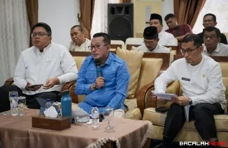Bupati Eka Putra didampingi Wakil Bupati Ahmad Fadly, Sekda Abdurrahman Hadi, para Asisten dan OPD terkait mengikuti rapat virtual bersama Mendagri di Gedung Indojolito Batusangkar.