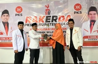 Terlihat Ketua DPW PKS Sumatera Barat, H. Ulyadi, Lc., MA., saat menyerahkan bibit pohon pada Rakerda PKS Kabupaten Solok, Jumat (9/1/2026). Foto istimewa