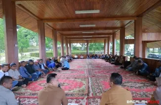 Pertemuan Dinas Kominfo bersama wartawan membahas kerja sama kemitraan di Balairung Caniago Istano Basa Pagaruyung.