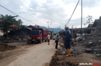 Terlihat jalan provinsi Lubuk Basung--Bukittinggi yang sebelumnya terputus akibat banjir bandang dan longsor di kawasan Maninjau, Kecamatan Tanjung Raya, Kabupaten Agam, Sumatera Barat, mulai kembali dibuka, Sabtu (3/1/2026). Foto Anizur