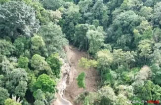 Terlihat aliran banjir dan tanah longsor di bagian atas perbukitan di Maninjau. Foto Anizur