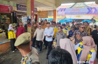 Menteri Pekerjaan Umum Dody Hanggodo didampingi Bupati Eka Putra meninjau Pasar Serikat C Batusangkar.