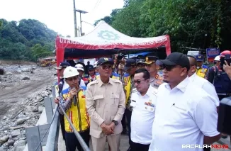 Menteri Pekerjaan Umum Dody Hanggodo bersama Wakil Ketua Komisi VI DPR Andre Rosiade didampingi Bupati Eka Putra meninjau progres pengerjaan jalan Lembah Anai.