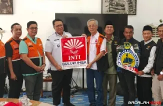 Wabup Bulukumba, Sulawesi Selatan Andi Edy Manaf menyerahkan bantuan bagi korban bencana yang diterima Wabup Tanah Datar Ahmad Fadly di Indojolito Batusangkar.