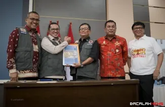 Bupati Tanah Datar Eka Putra menyerahkan Dokumen Rencana Rehabilitasi dan Rekonstruksi Pasca Bencana (R3P) kepada Sestama BNPB Rustian di Padang.