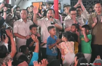 Presiden Prabowo menghabiskan malam Tahun Baru 2026 bersama warga terdampak bencana, di Desa Batu Hula, Kecamatan Batang Toru, Kabupaten Tapanuli Selatan, pada Rabu malam, 31 Desember 2025. Foto: BPMI Setpres