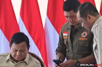 Presiden Prabowo Subianto memberikan arahannya pada rapat terbatas di lokasi pembangunan rumah hunian Danantara di Kabupaten Aceh Tamiang, Provinsi Aceh, pada Kamis, 1 Januari 2026. Foto: BPMI Setpres