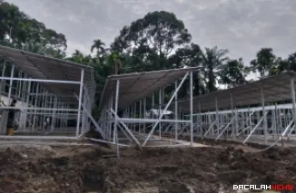 Terlihat pekerjaan huntara di lapangan SD 05 Kayu Pasak, Kecamatan Palembayan, Kabupaten Agam masih didominasi pada rangka bangunan. Foto Anizur