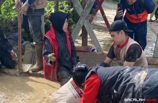 Mantan Menteri Sosial RI pada Kabinet Indonesia Maju, Tri Rismaharini, terlihat ikut membersihkan lumpur di Maninjau, Kecamatan Tanjung Raya, Kabupaten Agam, Sumatera Barat. Foto Anizur