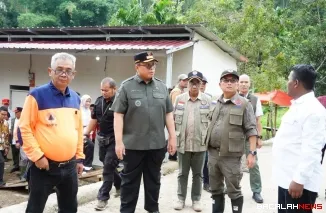 Wabup Ahmad Fadly mendampingi Sekretaris Utama BNPB Rustian meninjau progres rencana pembangunan Huntap dan Huntara di Ladang Laweh, Kecamatan Rambatan.