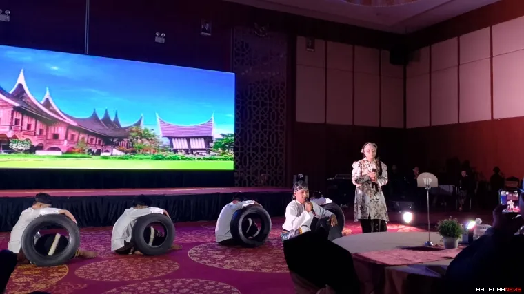 Penampilan teater Malin Kundang oleh Sanggar Seni Payung Sumatra Kota Padang.