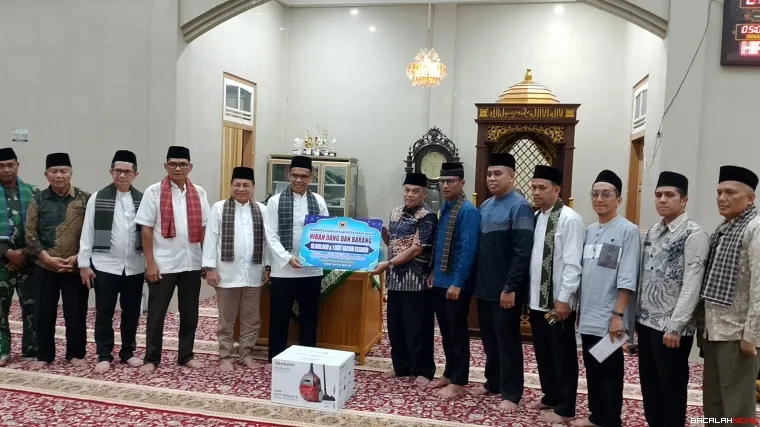 Ketua TSR XI Pemkab Tanah Datar menyerahkan bantuan kepada Pengurus Masjid Istiqomah Sungayang.