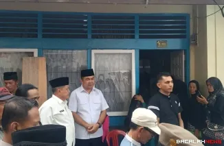 Dr Yopi Eka Anroni Hadiri Pemakaman Camat Palembayan