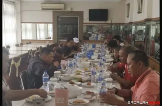 Segenap pengurus dan keluarga besar PJS Bukittinggi bersama Ketua DPD PJS Sumbar Al Imran terlihat tengah makan siang dalam sebuah agenda acara saling jabat salam dan memaafkan jelang Ramadhan 1447 Hijrah. Foto Istimewa