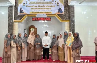 Ketua DPRD Kota Padang Muharlion, secara resmi menutup kegiatan Pesantren Bunda Solehah yang digelar di Masjid Muhajirin, Blok H Manggis, Perumnas Belimbing, Kecamatan Kuranji, Minggu (22/2)