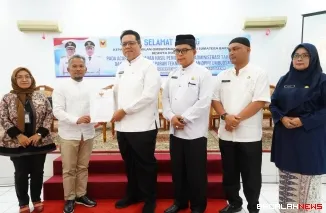 Kepala Ombudsman RI Perwakilan Provinsi Sumbar Adel Wahidi menyerahkan hasil penilaian maladministrasi tahun 2025 pada Wabup Tanah Datar Ahmad Fadly di Pagaruyung.
