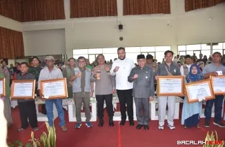 Wali Kota Padang Fadly Amran bersama Wakil Wali Kota Padang Maigus Nasir, didampingi Dankorbrimob Polri Komjen Pol Ramdani Hidayat dan Sestama Badan Nasional Penanggulangan Bencana (BNPB) Rustian, mengikuti kegiatan ini dari Aula Bagindo Aziz Chan.