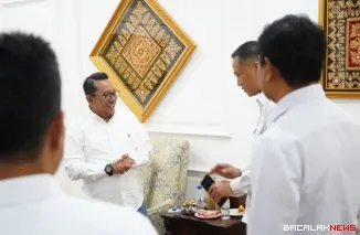 Bupati Tanah Datar Eka Putra berdialog dengan Kepala Kantor Imigrasi Kelas I Non TPI Agam, Kizlar Assad di Batusangkar.